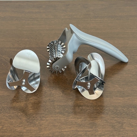 PAMPERED CHEF ROLLING COOKIE CUTTER #1442 ~ CIRCLE HEART FLUTED ATTACHMENTS - Picture 4 of 5